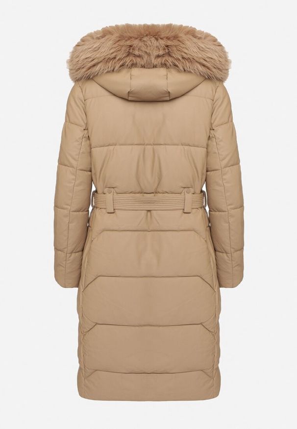 Born2be - Jasnobrązowa Pikowana Kurtka z Odpinanym Kapturem z Futerkiem Innalisse. Okazja: do pracy, na co dzień, na spotkanie biznesowe. Kolor: brązowy. Materiał: futro. Długość rękawa: długi rękaw. Długość: długie. Styl: casual, elegancki, biznesowy