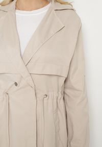 Born2be - Beżowa Kurtka Parka z Klasycznym Kołnierzem Ściągana w Pasie Troczkiem Revapia. Okazja: na spacer, do pracy, na randkę. Kolor: beżowy. Styl: klasyczny #5