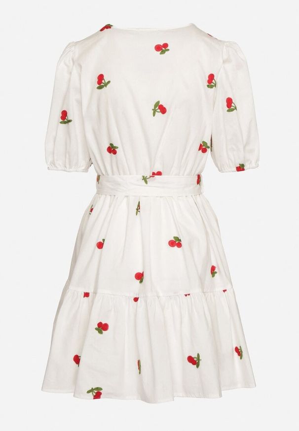 Born2be - Biała Sukienka Bawełniana z Gumką w Pasie w Wisienki Alova. Okazja: na co dzień. Kolor: biały. Materiał: bawełna. Długość rękawa: krótki rękaw. Typ sukienki: kopertowe. Styl: casual