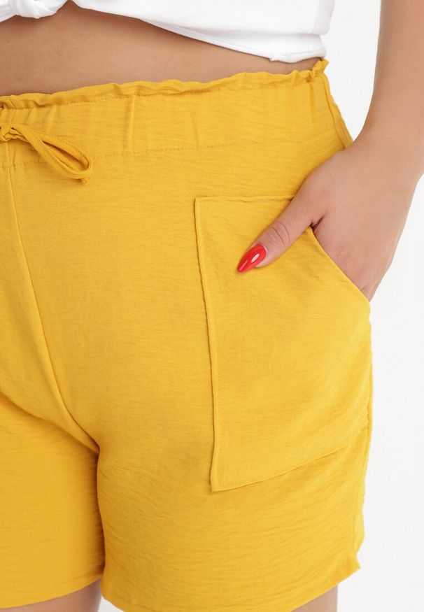 Born2be - Żółte Szorty Delilea. Kolekcja: plus size. Kolor: żółty. Wzór: aplikacja, jednolity, gładki, kwiaty