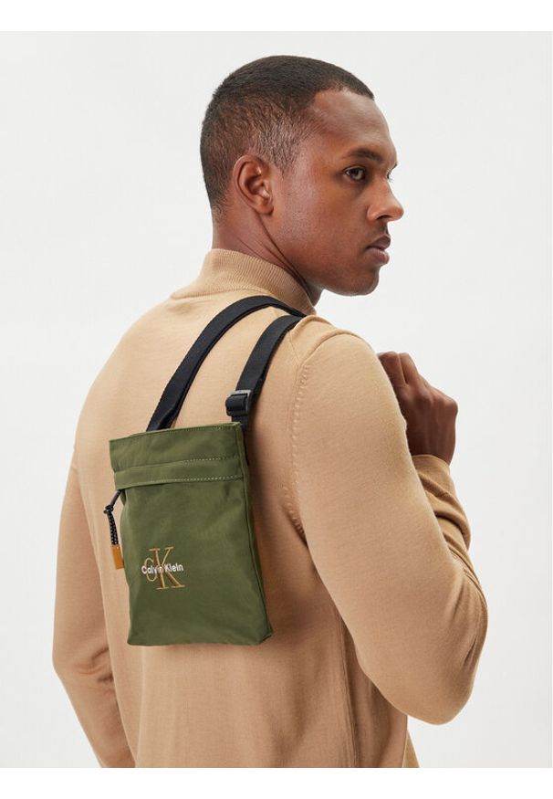 Calvin Klein Saszetka Bold Flatpack LV04D3178G Zielony. Kolor: zielony. Materiał: materiał
