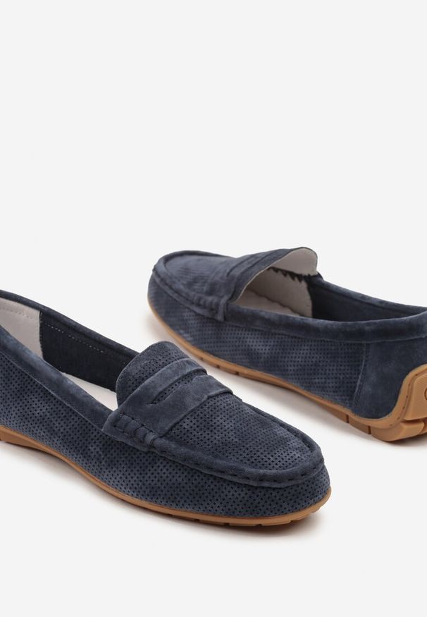 Born2be - Granatowe Skórzane Mokasyny z Ozdobną Perforacją Remica. Okazja: na co dzień. Kolor: niebieski. Materiał: skóra. Styl: casual, klasyczny