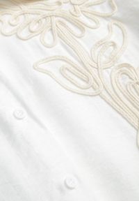 Born2be - Biała Wiszkowa Koszula Nietoperzowa z Regulowanymi Rękawami i Haftem Maryrenna. Okazja: na co dzień. Typ kołnierza: kołnierzyk klasyczny. Kolekcja: plus size. Kolor: biały. Materiał: tkanina, materiał. Wzór: haft. Sezon: lato. Styl: casual, klasyczny #4