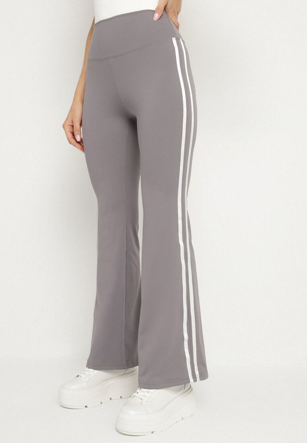 Born2be - Szare Marszczone Legginsy Dzwony z Wysokim Stanem i Lampasami Nakatia. Okazja: na co dzień. Stan: podwyższony. Kolor: szary. Styl: sportowy, elegancki, casual