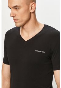 Calvin Klein Jeans - T-shirt J30J318068.4891. Okazja: na co dzień. Kolor: czarny. Materiał: dzianina. Wzór: gładki. Styl: casual #1