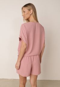 Born2be - Różowy Letni Komplet w Paski Bogaty w Wiskozę Bluzka z Wiązaniem i Szorty Mazhola. Kolor: różowy. Materiał: wiskoza. Wzór: paski #4