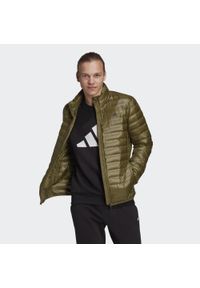 Adidas - Kurtka adidas Varilite, Mężczyźni. Kolor: zielony. Materiał: puch, poliester, materiał. Sport: turystyka piesza
