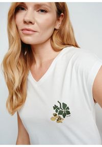 Ochnik - Kremowy bawełniany T-shirt damski. Kolor: biały. Materiał: bawełna. Długość: krótkie. Wzór: kwiaty, aplikacja, nadruk