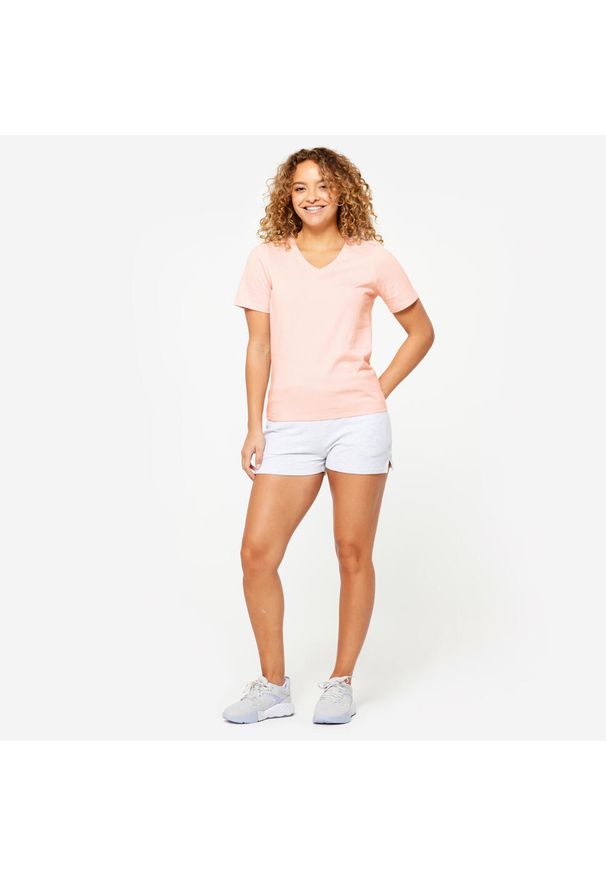 DOMYOS - Koszulka z krótkim rękawem damska Domyos Gym & Pilates. Kolor: różowy. Materiał: bawełna, materiał. Długość rękawa: krótki rękaw. Długość: krótkie. Sport: joga i pilates