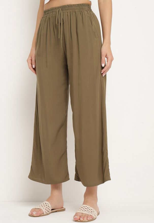 Born2be - Ciemnozielone Bawełniane Spodnie z Szerokimi Nogawkami Palazzo z Gumką w Pasie Nesira. Okazja: na co dzień, na spacer. Kolor: zielony. Materiał: bawełna. Styl: boho, casual
