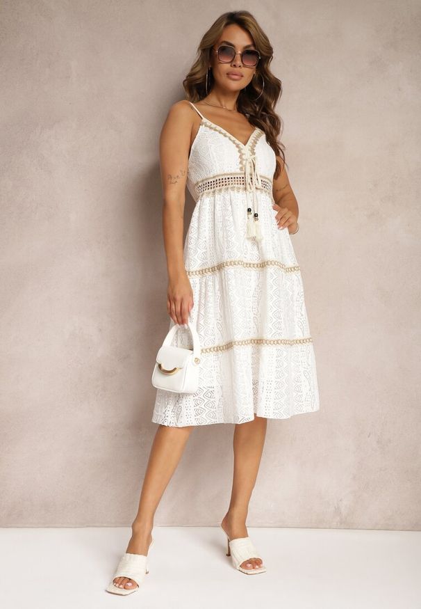 Renee - Biała Koronkowa Sukienka Midi na Ramiączkach z Falbankami Tajae. Typ kołnierza: kołnierz z falbankami. Kolor: biały. Materiał: koronka. Długość rękawa: na ramiączkach. Wzór: ażurowy. Sezon: wiosna, lato. Długość: midi