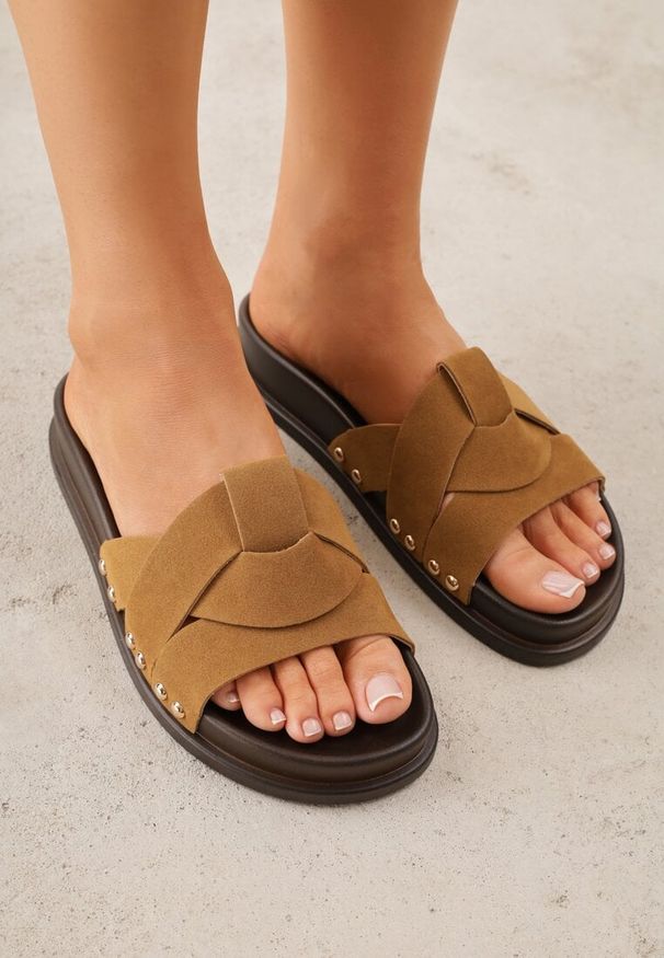 Renee - Brązowe Klapki z Przekładanymi Paskami i Ozdobnymi Nitami Talysha. Okazja: na co dzień, na imprezę. Kolor: brązowy. Materiał: skóra, koronka. Sezon: lato. Styl: casual, elegancki