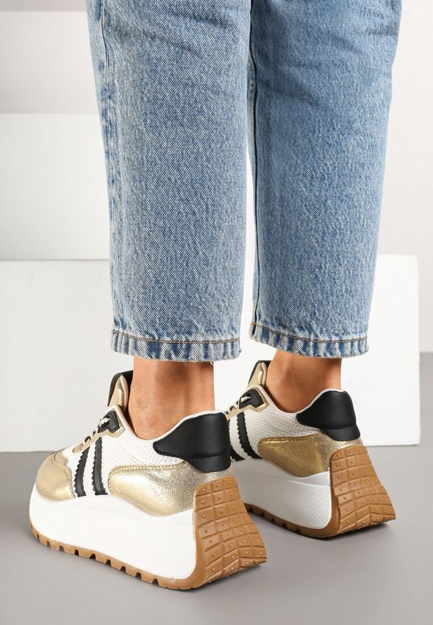 Renee - Biało-Złote Sneakersy Vices na Platformie z Metalicznymi Paskami Lenela. Okazja: na co dzień. Zapięcie: pasek. Kolor: biały. Materiał: jeans. Sezon: lato, wiosna. Obcas: na platformie