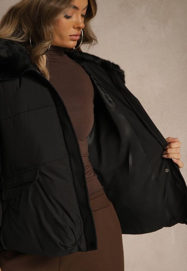Renee - Czarna Pikowana Kurtka Oversize z Futerkiem i Wysokimi Ściągaczami Nalinessa. Okazja: na spacer. Kolor: czarny. Materiał: futro. Długość rękawa: długi rękaw. Długość: długie. Sezon: zima