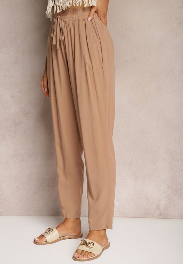 Renee - Brązowe Spodnie Paper Bag High Waist z Bawełny z Gumką w Talii Emorea. Stan: podwyższony. Kolor: brązowy. Materiał: bawełna. Sezon: lato