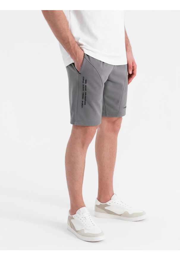 Ombre Clothing - Dopasowane męskie krótkie dresowe spodenki z nadrukami – szare V3 - Rozmiar: XL. Kolor: szary. Materiał: dresówka. Długość: krótkie. Wzór: nadruk. Styl: sportowy