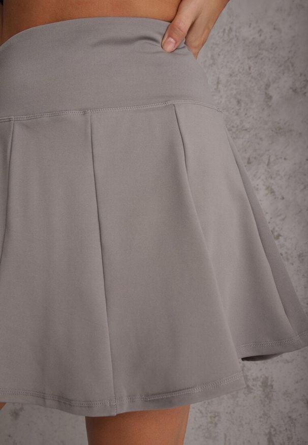 Renee - Ciemnoszare Tenisowe Spódnico-Spodenki z Elastycznego Materiału Natennia. Okazja: na co dzień. Kolor: szary. Materiał: materiał. Styl: casual, sportowy