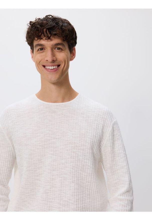 Reserved - Sweter ze strukturalnej dzianiny - biały. Kolor: biały. Materiał: dzianina