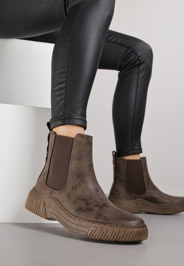 Born2be - Brązowe Botki Sztyblety na Ozdobnie Żłobionej Podeszwie Ezisane. Okazja: na co dzień. Kolor: brązowy. Materiał: jeans. Styl: casual, elegancki