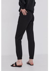 Answear Lab Spodnie ECO damskie kolor czarny proste high waist. Stan: podwyższony. Kolor: czarny. Materiał: materiał, dzianina, syntetyk, dresówka, włókno #3