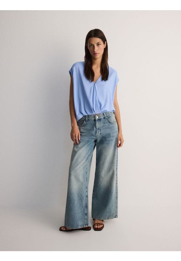 Reserved - Kopertowa bluzka z wiskozy - jasnoniebieski. Kolor: niebieski. Materiał: wiskoza. Wzór: gładki