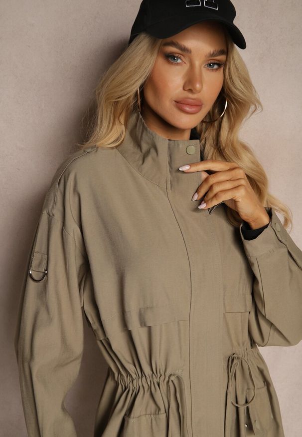 Renee - Jasnozielona Kurtka Parka z Dodatkiem Bawełny Wykończona Troczkami Zapinana na Napy Velona. Okazja: na co dzień, na spacer. Kolor: zielony. Materiał: bawełna. Styl: elegancki, casual