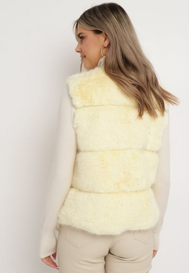 Born2be - Żółta Futrzana Kamizelka z Wstawkami Sasireka. Kolor: żółty. Materiał: futro