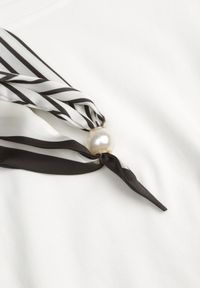 Renee - Biały T-shirt z Bawełny Ozdobiony Apaszką z Satyny Willow. Okazja: na co dzień. Kolor: biały. Materiał: satyna, bawełna. Długość rękawa: krótki rękaw. Długość: krótkie. Wzór: aplikacja. Styl: casual, elegancki #5