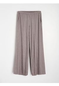 Sinsay - Spodnie wide leg z kieszeniami i domieszką wiskozy - brązowy. Kolor: brązowy #1