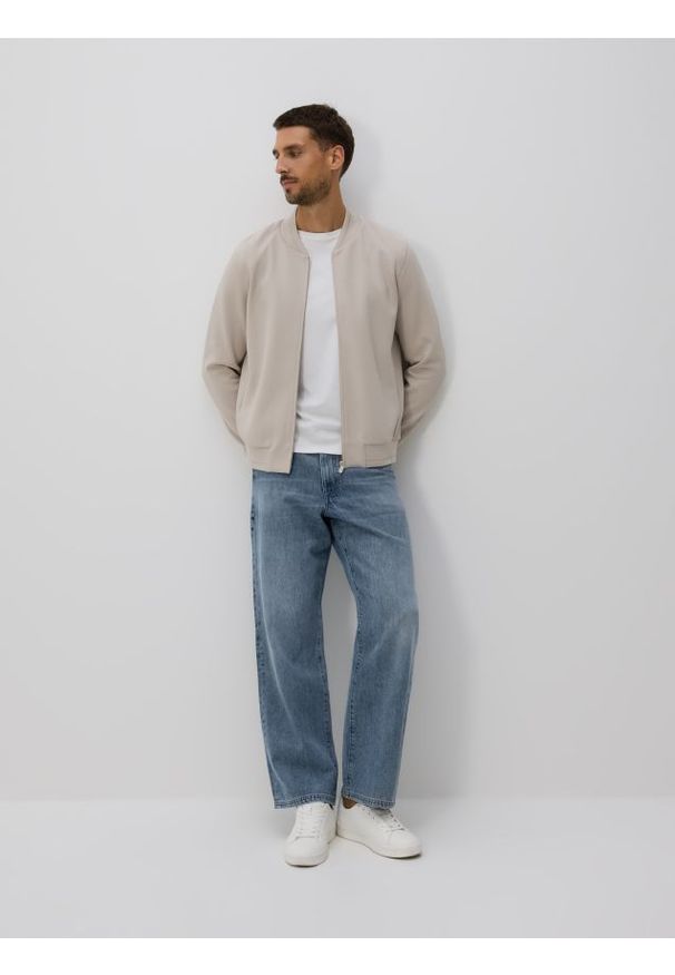 Reserved - Bluza bomberka - beżowy. Kolor: beżowy. Materiał: dzianina, bawełna