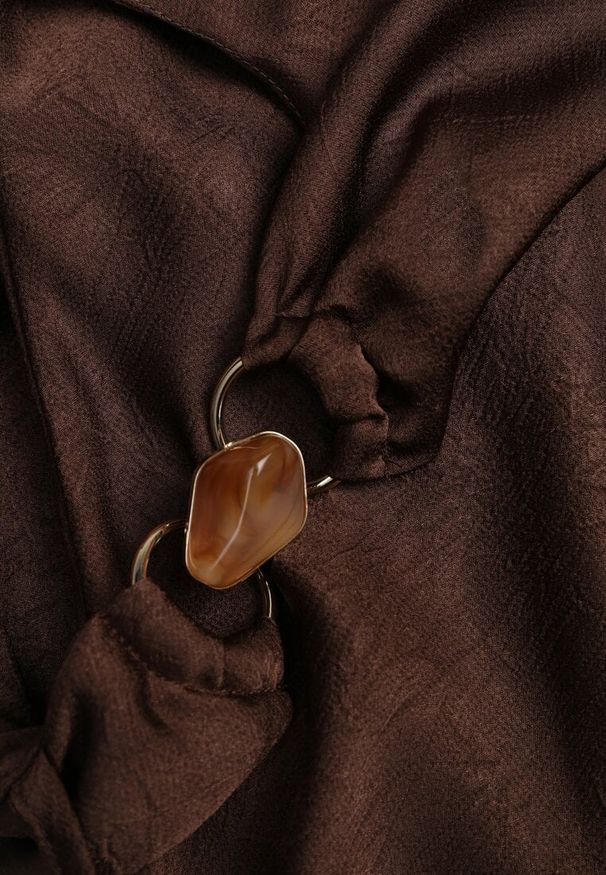 Renee - Brązowa Sukienka Slip Dress z Dekoltem Woda i Wiązaniem z Tyłu Atintina. Typ kołnierza: dekolt woda. Kolor: brązowy. Długość rękawa: na ramiączkach. Styl: elegancki