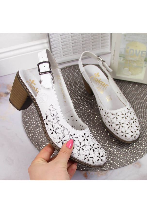 Skórzane komfortowe sandały damskie pełne białe Rieker 40981-80. Kolor: biały. Materiał: skóra