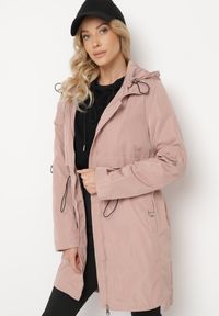 Born2be - Różowa Kurtka Parka Ściągana w Talii z Odpinanym Kapturem Milabra. Kolor: różowy. Materiał: jeans. Styl: klasyczny, sportowy #6