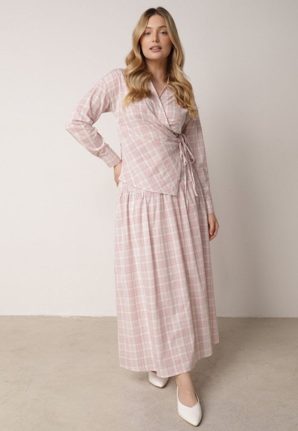 Born2be - Różowy Komplet z Bawełny w Kratę Kopertowa Wiązana Bluzka i Rozkloszowana Spódnica Alais. Kolor: różowy. Materiał: bawełna