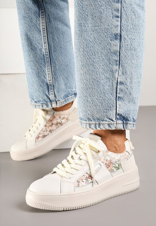 Renee - Beżowe Sneakersy ze Skóry Naturalnej z Kwiatami i Napisem Nilalora. Okazja: na co dzień. Kolor: beżowy. Materiał: skóra. Wzór: napisy, kwiaty. Obcas: na platformie