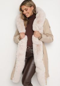 Born2be - Jasnobeżowa Kurtka Parka z Kapturem Futrzaną Wyściółką i Ściągaczem w Talii Semarien. Okazja: na co dzień. Typ kołnierza: kaptur. Kolor: beżowy. Materiał: futro. Długość rękawa: długi rękaw. Długość: długie. Styl: casual, klasyczny #1