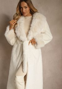 Renee - Biały Futrzany Płaszcz z Wiązanym Paskiem Ozdobnym Kołnierzem i Mankietami Viaressa. Okazja: na co dzień. Kolor: biały. Materiał: futro. Długość rękawa: długi rękaw. Długość: długie. Styl: casual, rockowy, elegancki #6