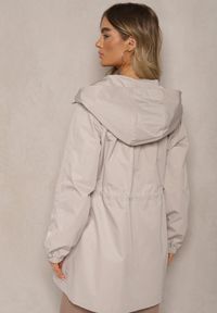 Renee - Beżowa Kurtka w Stylu Parki Wiązana w Pasie Nevithia. Okazja: na co dzień. Kolor: beżowy. Materiał: jeans, skóra. Styl: casual, elegancki