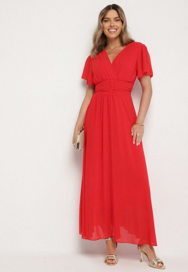Born2be - Czerwona Kopertowa Sukienka Maxi z Gumką w Pasie Narlin. Kolor: czerwony. Materiał: tkanina. Sezon: lato. Typ sukienki: kopertowe. Długość: maxi