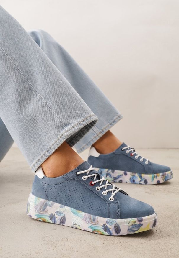 Renee - Niebieskie Skórzane Sneakersy na Plaformie w Pióra z Perforacją Tidessa. Okazja: na co dzień. Kolor: niebieski. Materiał: skóra. Wzór: aplikacja