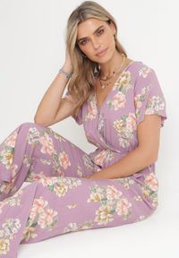 Born2be - Różowy Kwiecisty Kombinezon z Gumką w Pasie i Kopertowym Dekoltem Coralyna. Kolor: różowy. Długość rękawa: krótki rękaw. Długość: krótkie. Sezon: wiosna, lato #5