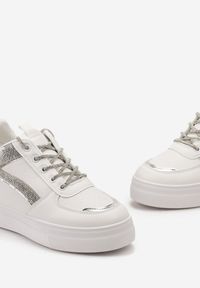 Renee - Białe Sneakersy na Ukrytym Koturnie z Błyszczącą Wstawką i Sznurowaniem Keiranna. Kolor: biały. Obcas: na koturnie #3
