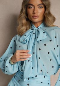Renee - Niebieska Sukienka o Rozkloszowanym Kroju z Nietoperzowymi Rękawami i Wiązaniem Mironaria. Okazja: na co dzień. Kolor: niebieski. Długość rękawa: długi rękaw. Typ sukienki: rozkloszowane. Styl: elegancki, casual