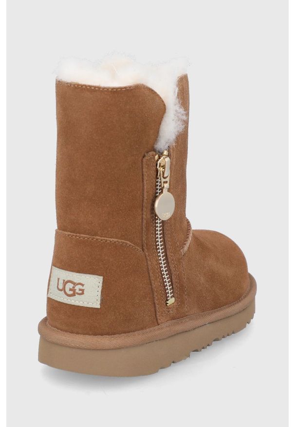 Ugg - UGG Śniegowce zamszowe dziecięce Bailey Zip Short kolor brązowy. Nosek buta: okrągły. Kolor: brązowy. Materiał: zamsz