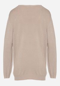 Born2be - Beżowy Wiskozowy Sweter o Pudełkowym Kroju z Metaliczną Nitką Essmia. Okazja: na co dzień, na spacer. Typ kołnierza: dekolt w serek. Kolekcja: plus size. Kolor: beżowy. Materiał: wiskoza. Styl: klasyczny, casual #3