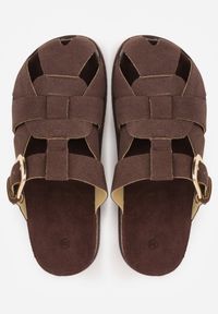 Renee - Ciemnobrązowe Klapki Typu Mule z Wycięciami i Paskiem z Klamerką Kassale. Kolor: brązowy. Materiał: jeans. Sezon: lato. Styl: boho #9