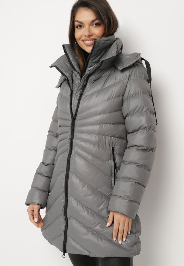 Born2be - Ciemnoszara Pikowana Kurtka Zimowa o Dłuższym Fasonie z Kapturem Sialdra. Okazja: na co dzień, do pracy, na spacer. Typ kołnierza: kaptur. Kolor: szary. Długość: długie. Sezon: zima. Styl: casual, elegancki