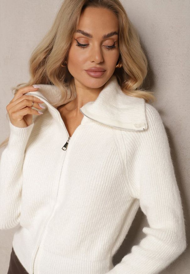 Renee - Biały Kardigan z Wełną o Kroju z Golfem i Zapięciem na Zamek Zinfria. Okazja: na spacer, do pracy. Typ kołnierza: golf. Kolor: biały. Materiał: wełna. Styl: elegancki