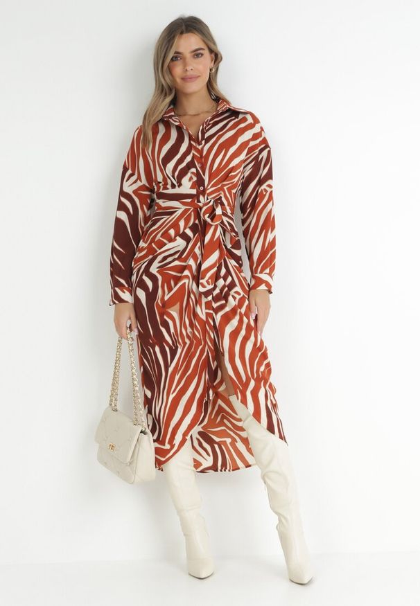 Born2be - Brązowa Sukienka Koszulowa w Zebrę Arziki. Okazja: na co dzień. Typ kołnierza: dekolt w serek. Kolor: beżowy. Długość rękawa: długi rękaw. Wzór: motyw zwierzęcy. Typ sukienki: koszulowe. Styl: casual, klasyczny