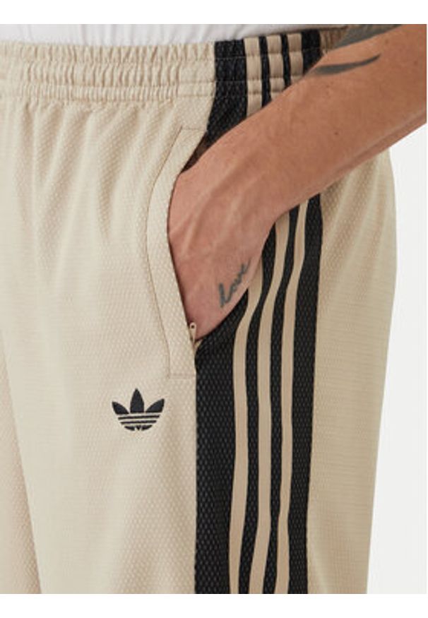 Adidas - adidas Spodnie dresowe KE0116 Beżowy Loose Fit. Kolor: beżowy. Materiał: syntetyk